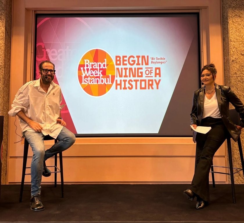 Nurgül Yeşilçay, Brand Week İstanbul 2024 sahnesinde bir moderatörle birlikte konuşurken